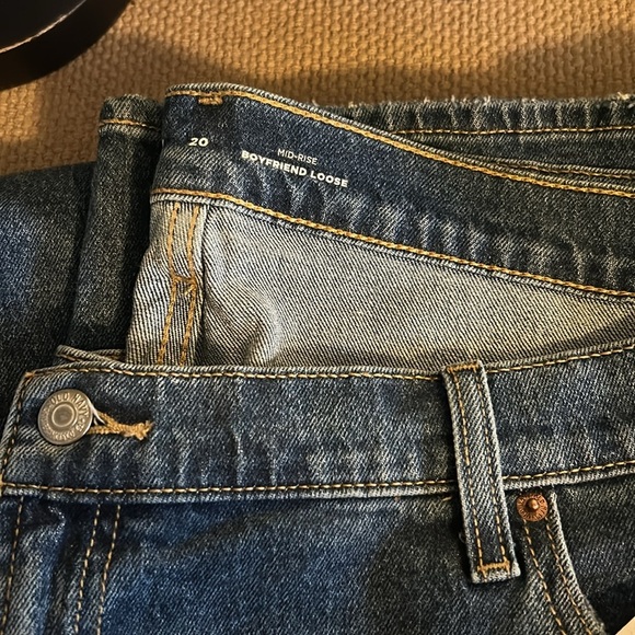 NWT Old Navy Mid Rise Boyfriend Loose distressed jeans size 20 - Picture 3 of 4